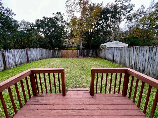 Building Photo - 2 Bed / 2 Bath with fenced in backyard!