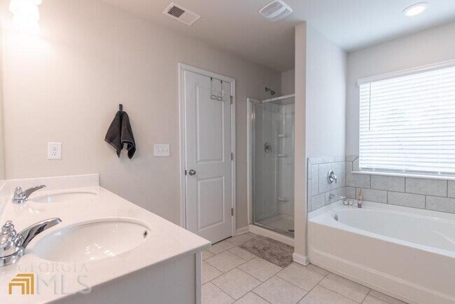 Building Photo - 3506 Lakeview Crk