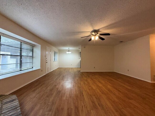 Building Photo - 305 Kimberly Dr