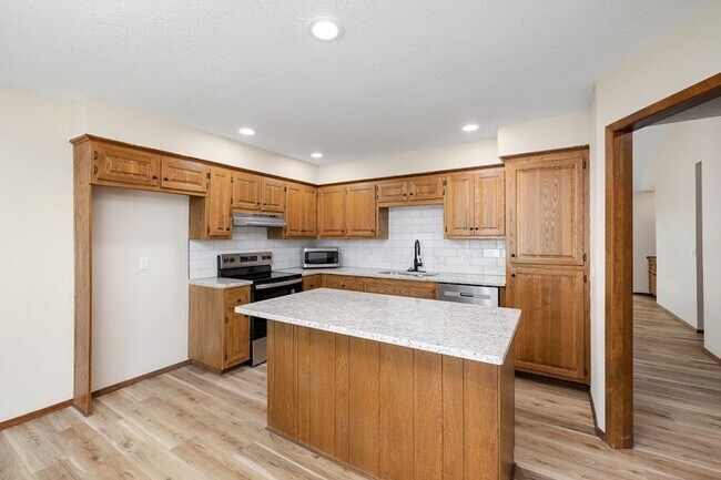 Building Photo - House for Rent in Lakewood Village Community