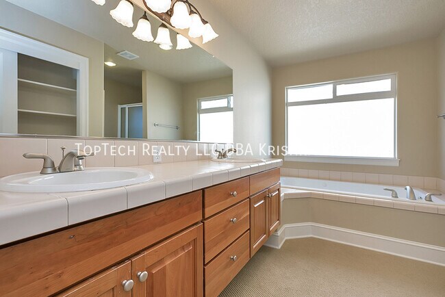 Building Photo - 12649 NW Bayonne Ln
