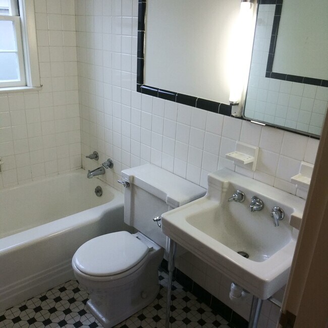 Building Photo - 2125 Village Dr