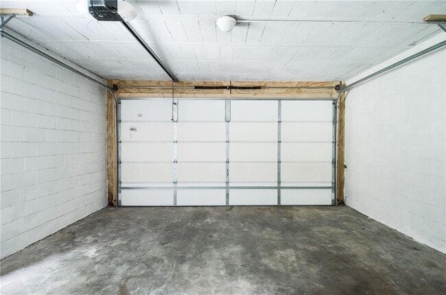 Building Photo - 2079 Street De Ville