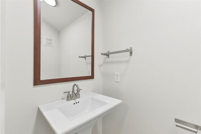 Building Photo - 1638 Cohn St