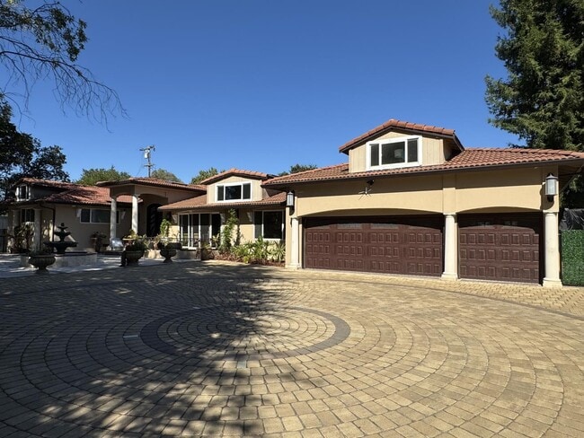 Building Photo - 13605 Surrey Ln