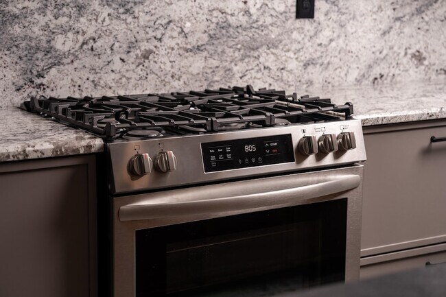 Building Photo - 612 W 8th Ave