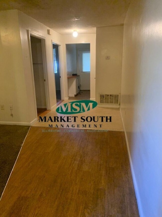 Building Photo - *APPLICATION PENDING!* CONVENIENT   LOCATI...