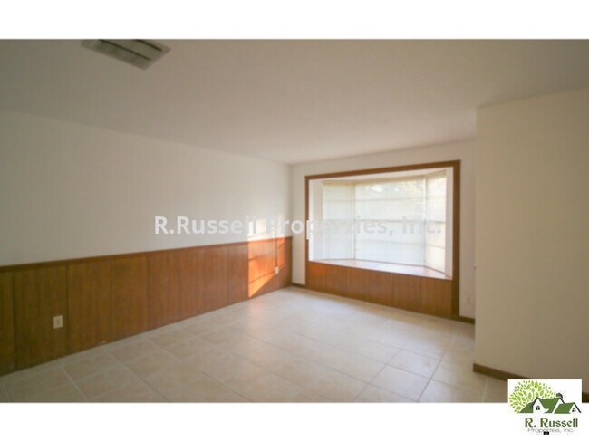 Building Photo - Cute home located right in the center of A...