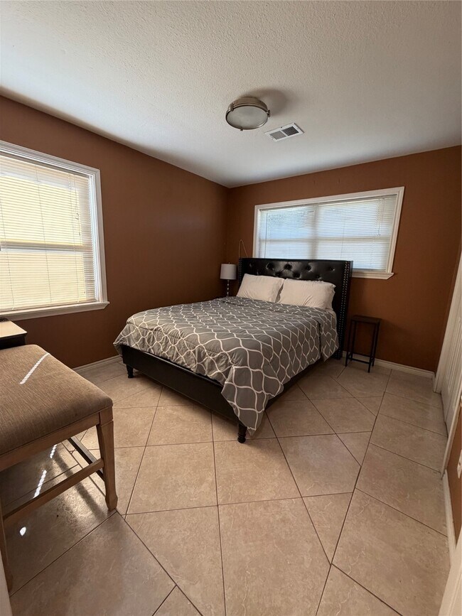 Building Photo - 2421 Pine St