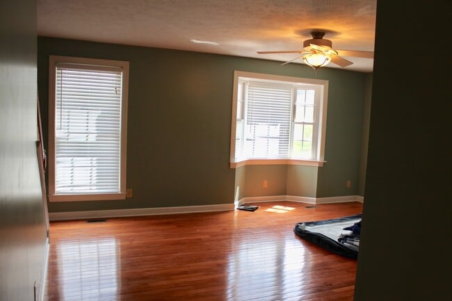 Building Photo - Large Townhome with a garage for rent! Lar...
