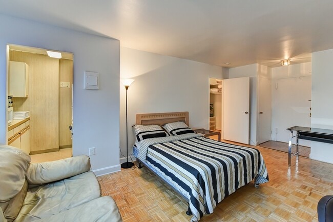 Building Photo - Spacious & Bright Unfurnished Studio for Rent