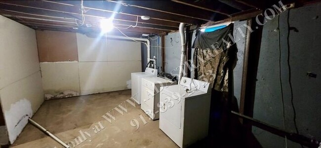 Building Photo - Cozy 2 Bed 1 Bath Duplex in KCK-Available NOW!!