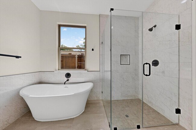 Building Photo - 1840 Highland Dr E