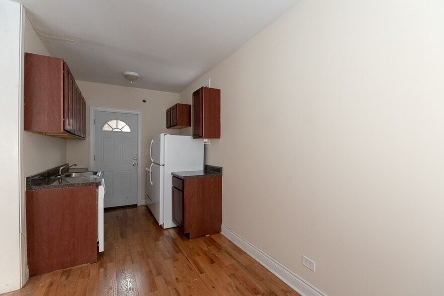 Building Photo - 617 W Cornelia Ave