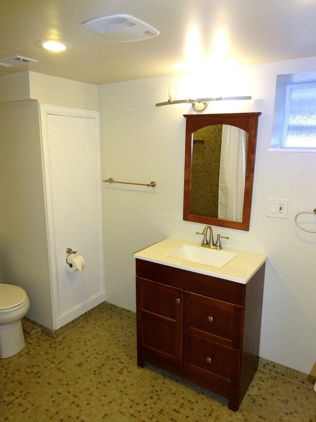 Building Photo - Bright and Charming Sunnyside Bungalow