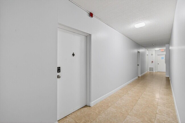 Building Photo - 290 W Palmetto Park Rd