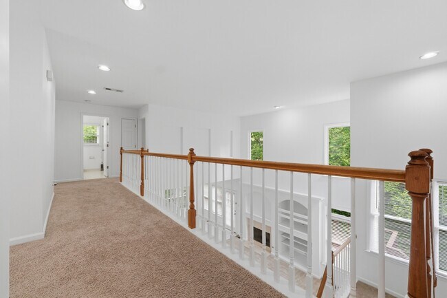 Building Photo - Spacious Renovated Home on a Quiet Cul-de-Sac Single-family · Professionally managed · Move-in ready
