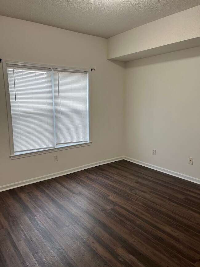 Building Photo - Spacious condo in excellent location