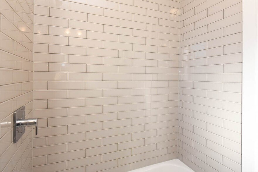 Building Photo - 4418 N Wolcott Ave