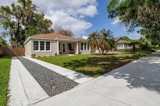 Building Photo - Adorable rental available in heart of Orlando !