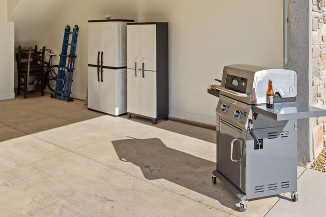 Building Photo - 350 W Old Hwy