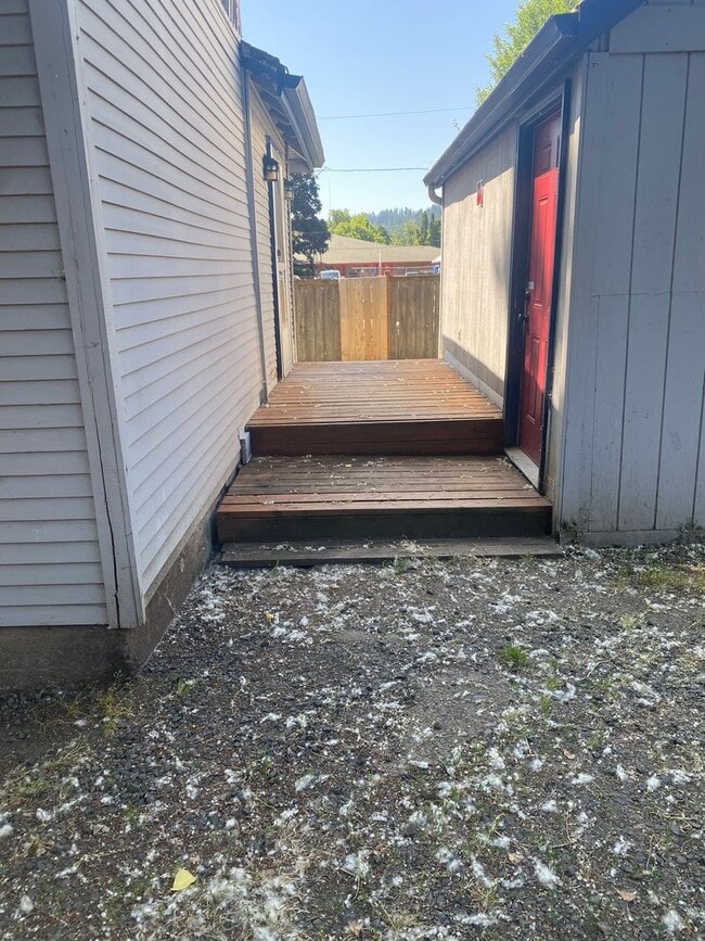 Building Photo - Recently updated - 4 Bedroom, 1 bath home ...