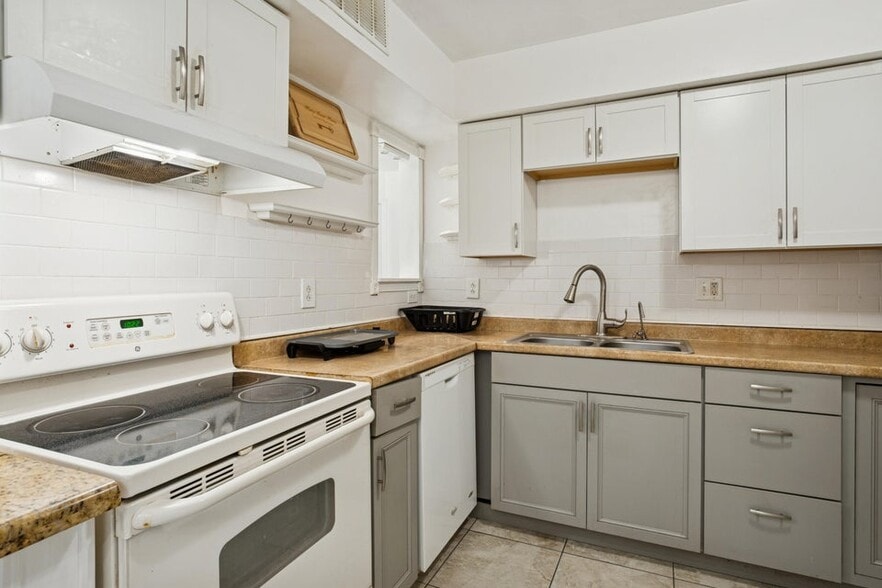 Building Photo - 9930 Pineapple Tree Dr