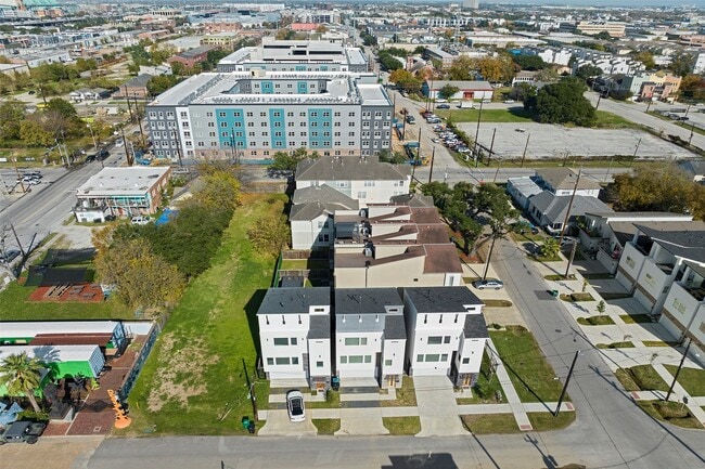 Building Photo - 2413 Pease St