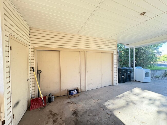 Building Photo - 437 Circleway Dr