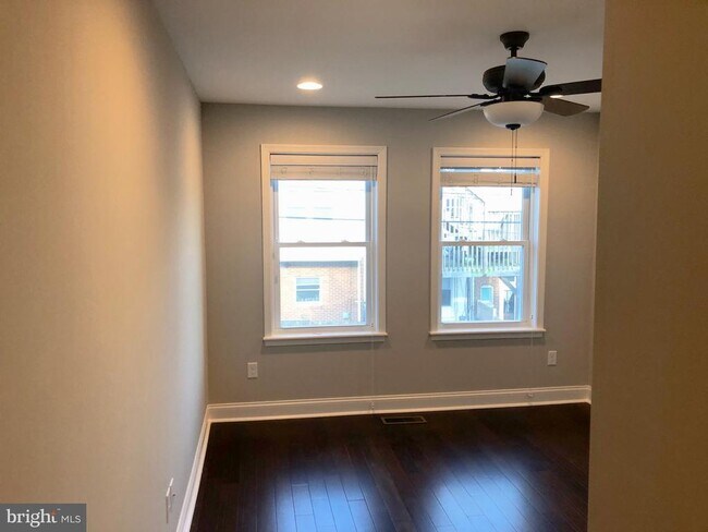 Building Photo - 632 S Decker Ave