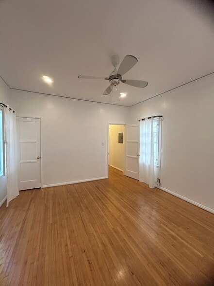 Building Photo - 850 S Kenmore Ave