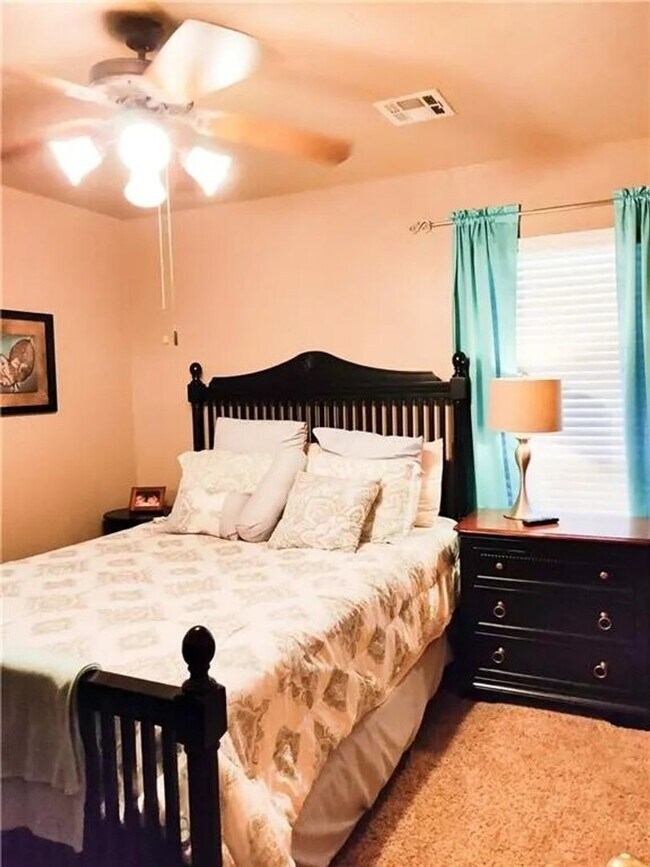 Building Photo - Spacious Home - Storm Shelter - Edmond Sch...