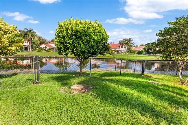 Building Photo - 9210 Oak Grove Cir