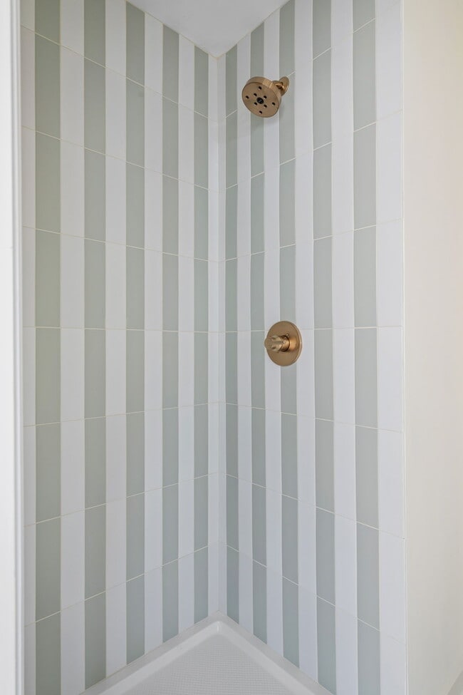 Building Photo - 40-40 Isabella St