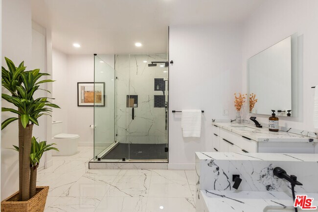 Building Photo - 1210 Kings Rd