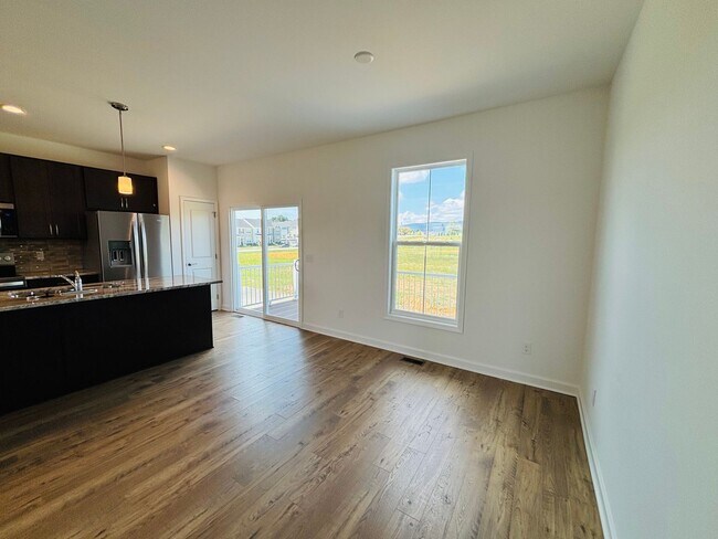 Building Photo - 3 Bedroom 2.5 Bath Townhouse