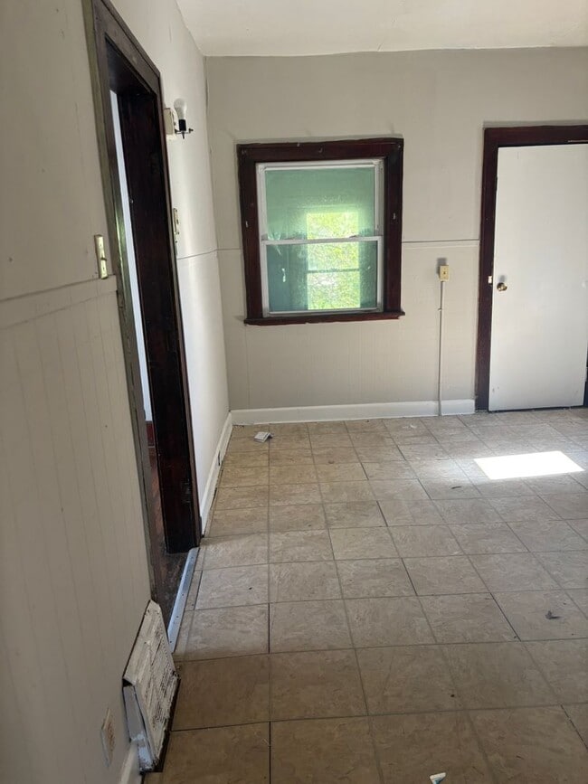 Building Photo - Section 8 Accepted! 5 BR 2 BA