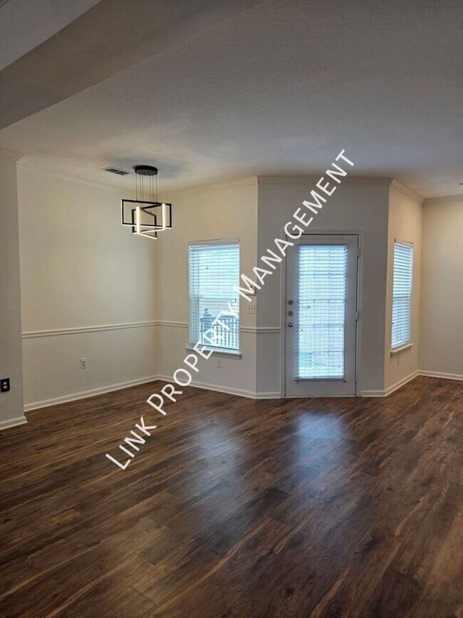 Building Photo - Beautiful One-Level Downstairs Condo in Prime Hamilton Place Location