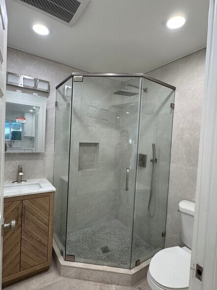 Building Photo - 9809 Creemore Dr