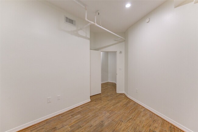 Building Photo - 917 Main St