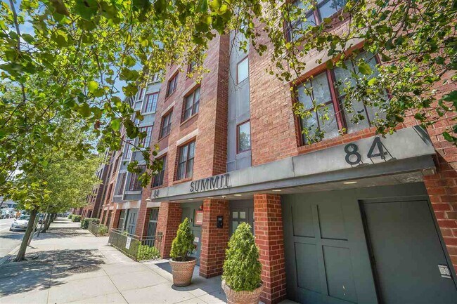 Building Photo - 84 Adams St