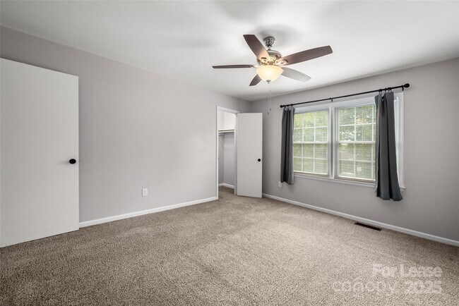 Building Photo - 1422 Delane Ave