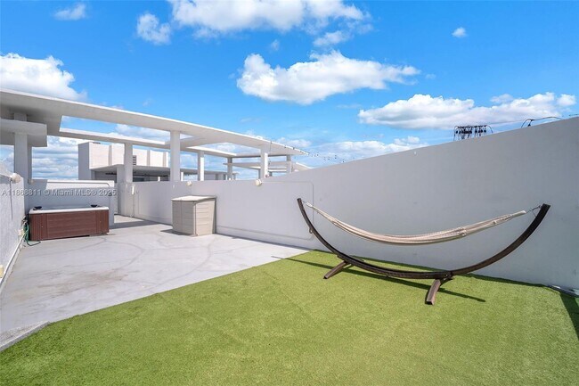 Building Photo - 2000 Bay Dr