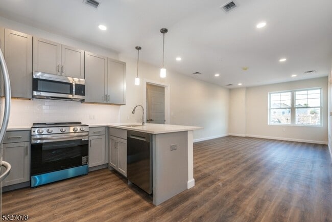 Building Photo - 515 Union Blvd