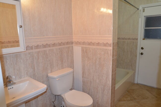 Building Photo - Cute and Updated 3/2 Pool Home House in Willow Creek (Loch Hart Area)