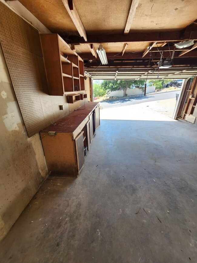Building Photo - Newly Renovated! Spacious 4-Bed, 2-Bath Ho...