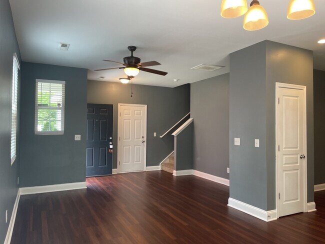 Building Photo - 8806 Shadowglen Dr