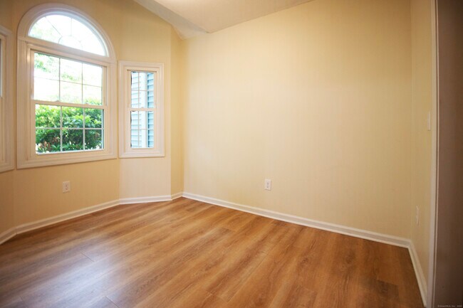 Building Photo - 378 Meridian St Ext