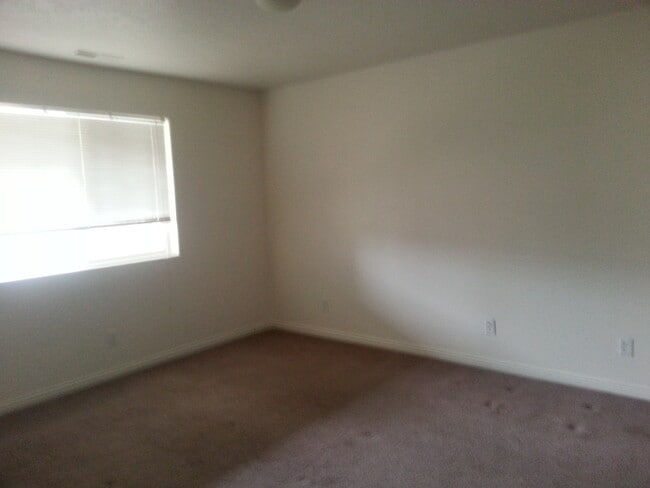 Building Photo - 3 Bedroom, 2 Bathroom Twin Home in Cedar W...