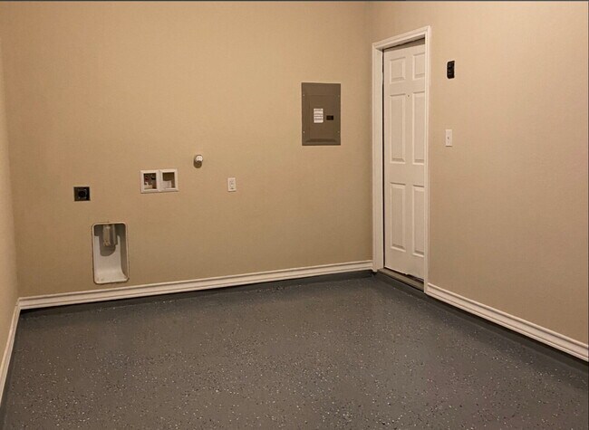 Building Photo - "Spacious 3-Bedroom Condo Oasis with 2.5 Baths in San Antonio – Your Perfect Retreat!"